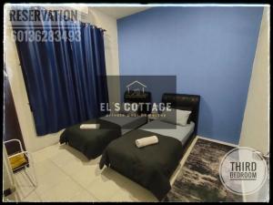 1 dormitorio con 2 camas y cortina azul en El's Cottage Homestay, en Pekan