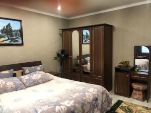 - une chambre avec un lit, une commode et un miroir dans l'établissement Квартира Льотне містечко, à Korosten