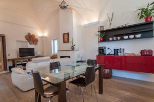 Umbrian Concierge - Villa Imbriani في بيروجيا: غرفة معيشة مع طاولة وأريكة