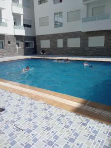 un grupo de personas nadando en una gran piscina en SolMar 1 en Martil