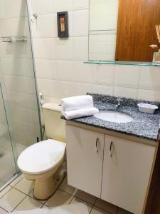 bagno con servizi igienici e lavandino di Flat Multiparque Sudoeste a Brasilia