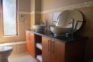 bagno con 2 lavandini e specchio di 21 at Melody a Hartbeespoort