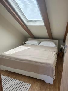 Giường trong phòng chung tại Lovely apartment