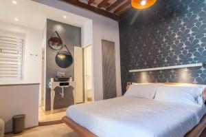 Umbrian Concierge - Villa Imbriani في بيروجيا: غرفة نوم بسرير ابيض وجدار ازرق