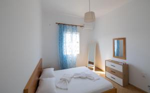 1 dormitorio con 1 cama con tocador y espejo en Classic Guesthouse Nafplion, en Nauplia