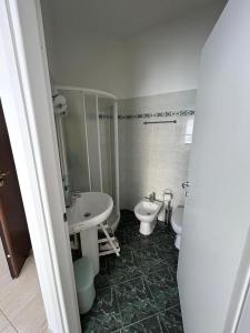 - Baño con 2 lavabos y 2 aseos en Sant'Agostino 2, en San Remo