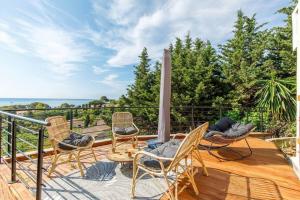 Saint-Peïre-sur-MerBeau T2 avec terrasse Vue mer的露台上摆放着椅子和桌子
