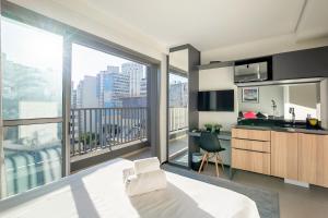 um quarto com uma grande janela com vista para a cidade em 360 Suítes VN Consolação by Housi - Apartamentos mobiliados em São Paulo
