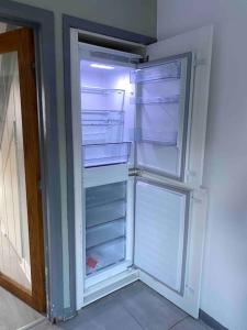um frigorífico vazio com a porta aberta num quarto em Comfy Darlington Home em Darlington