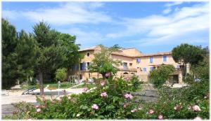 Κήπος έξω από το La Bastide de la Peyrolière avec piscine et tennis face au Luberon