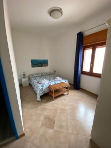 Un dormitorio con una cama y una mesa. en A Patedda, en Favignana
