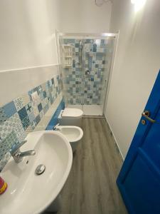 La salle de bains est pourvue de 2 lavabos et de 2 toilettes. dans l'établissement A Patedda, à Favignana