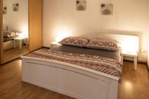 Posteľ alebo postele v izbe v ubytovaní Podkrovní apartmán s výhledem na náměstí