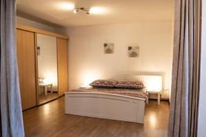 Posteľ alebo postele v izbe v ubytovaní Podkrovní apartmán s výhledem na náměstí