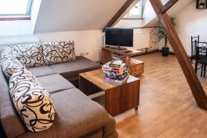 Posedenie v ubytovaní Podkrovní apartmán s výhledem na náměstí