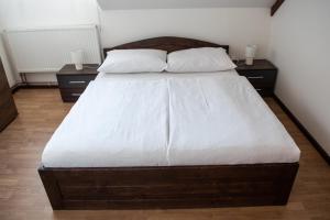 Posteľ alebo postele v izbe v ubytovaní Podkrovní apartmán s výhledem na náměstí