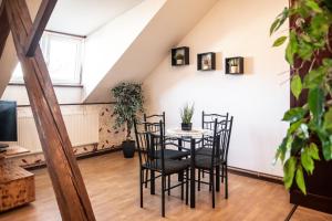 Posedenie v ubytovaní Podkrovní apartmán s výhledem na náměstí