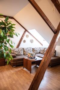 Posedenie v ubytovaní Podkrovní apartmán s výhledem na náměstí