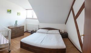 Posteľ alebo postele v izbe v ubytovaní Podkrovní apartmán s výhledem na náměstí