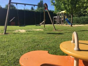 Camping La Ferme de Perdigat的儿童游玩区