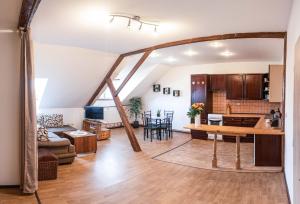 Kuchyňa alebo kuchynka v ubytovaní Podkrovní apartmán s výhledem na náměstí