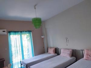 Säng eller sängar i ett rum på Vacations in Patra