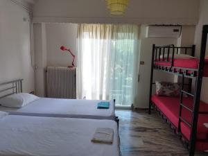 Katil atau katil-katil dalam bilik di Vacations in Patra