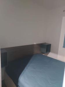 Cama en habitación con colchón azul en Logement plage, en Saint-Cyprien