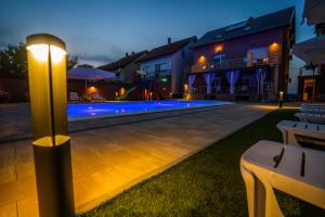 Villa Biser Dunava内部或周边的泳池