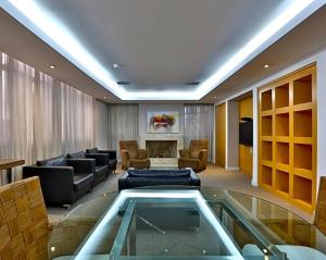 een woonkamer met een bank en een glazen tafel bij Hotel Boutique Jardins in Sao Paulo