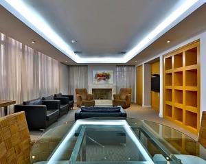 a living room with a couch and a glass table at Hotel Executive Jardins in Sao Paulo