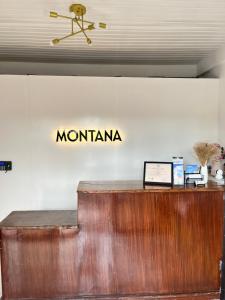 Um sinal que diz Montana numa parede em Montana-Alpas Homestay em Santa Ana