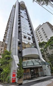 een hoog gebouw met een winkel ervoor bij Hotel Boutique Jardins in Sao Paulo