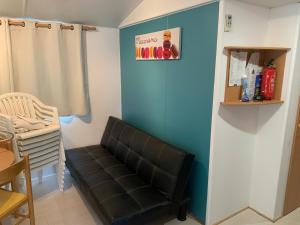 a black leather bench in a room with a table at SABLE D OR in Le Grau-dʼAgde