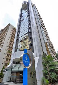 een gebouw met een parkeermeter ervoor bij Hotel Boutique Jardins in Sao Paulo
