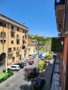 een stadsstraat met auto's geparkeerd op een parkeerplaats bij B&B Civico 168 Bellerofonte in Avellino