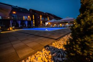 Villa Biser Dunava内部或周边的泳池