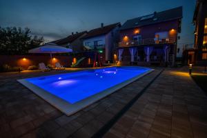 Villa Biser Dunava内部或周边的泳池