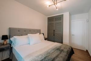 1 dormitorio con 1 cama blanca grande con almohadas blancas en Bella Luna - Sea & Mountains views, en Estepona