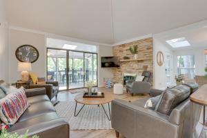 Χώρος καθιστικού στο Spacious Decks and Dock Margaritaville Home!