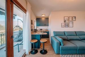 sala de estar con sofá y cocina en Bella Luna - Sea & Mountains views, en Estepona