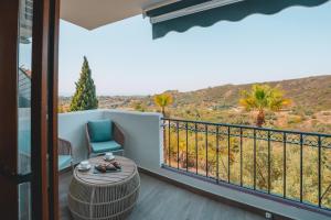 Un balcón con una silla y una mesa con vistas. en Bella Luna - Sea & Mountains views, en Estepona