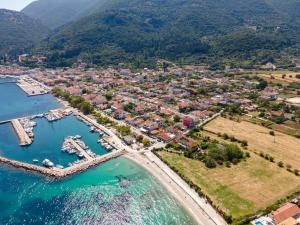 una vista aerea di un resort sulla riva di un porto di Mirabilia Apartment a Sami