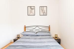 - une chambre avec un lit doté d'un couvre-lit rayé bleu et blanc dans l'établissement Villa Dalmatina, 