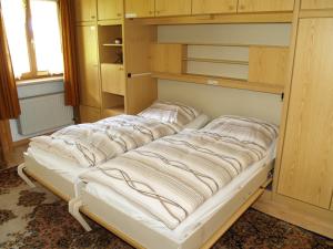 Zimmer mit 2 Betten in einem Zimmer mit in der Unterkunft Gästehaus Kerpf inclusive KönigsCard in Nesselwang