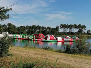 a group of boats parked in the water at Chalet la landaise en bord du lac de Peyre à Labouheyre in Labouheyre