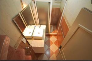 een badkamer met een wastafel en een spiegel bij Charment logement avec une terrasse privée. in Agadir