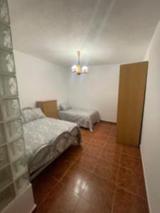 um quarto com duas camas num quarto em Casa rural Mccoy 2 em Macael