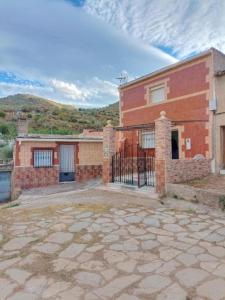 un bâtiment en brique avec une porte devant lui dans l'établissement Casa rural Mccoy 2, à Macael