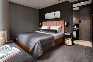1 dormitorio con 1 cama grande y cabecero rosa en Native Bankside, en Londres